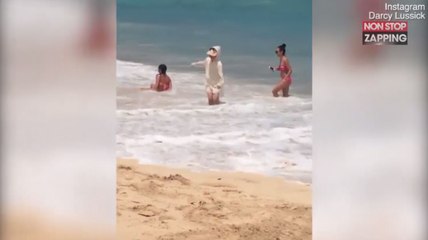 Alors qu’elle pose en bikini sur la plage, elle se fait balayer par une énorme vague (Vidéo)