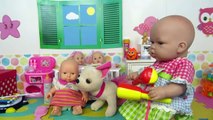 Socorro!!!La bebé Lucía pisa una caca o popo del pony de Nenuco Laura Vídeos de bebés Mundo Juguetes