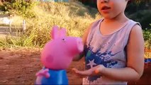 Pista da Hot wheels o desafio com George e papai pig da família Peppa pig e Lucas Kids.