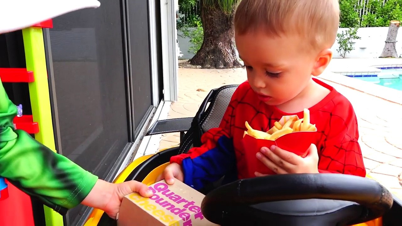 SPIDERMAN MCDONALDS СУПЕРГЕРОИ В МАКДОНАЛЬДС DRIVE THRU Prank! Hulk, Freaky Joker Happy Meal Burger