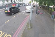 Un homme distrait par une femme dans la rue (Londres)