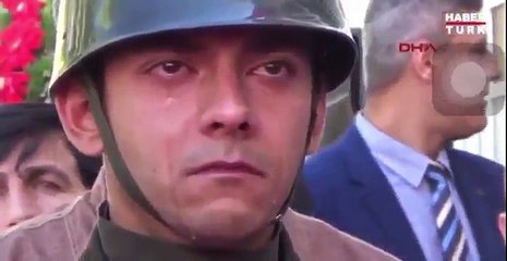Şehit babası askerin gözyaşlarını sildi