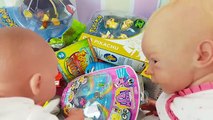 Lindea y Ben comen Skittles - Mis muñecos bebés descubren Nuevos juguetes