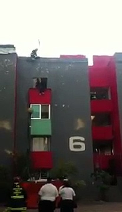 ¡Bien! Bomberos mexicanos evitan suicidio.