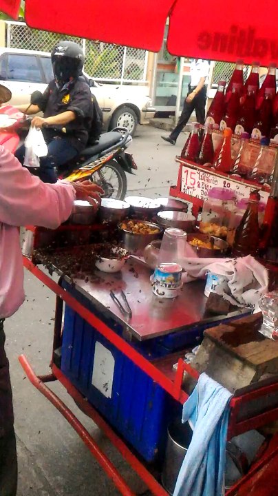 Son stand de glace est recouvert de milliers d'abeilles mais ça ne le dérange pas...