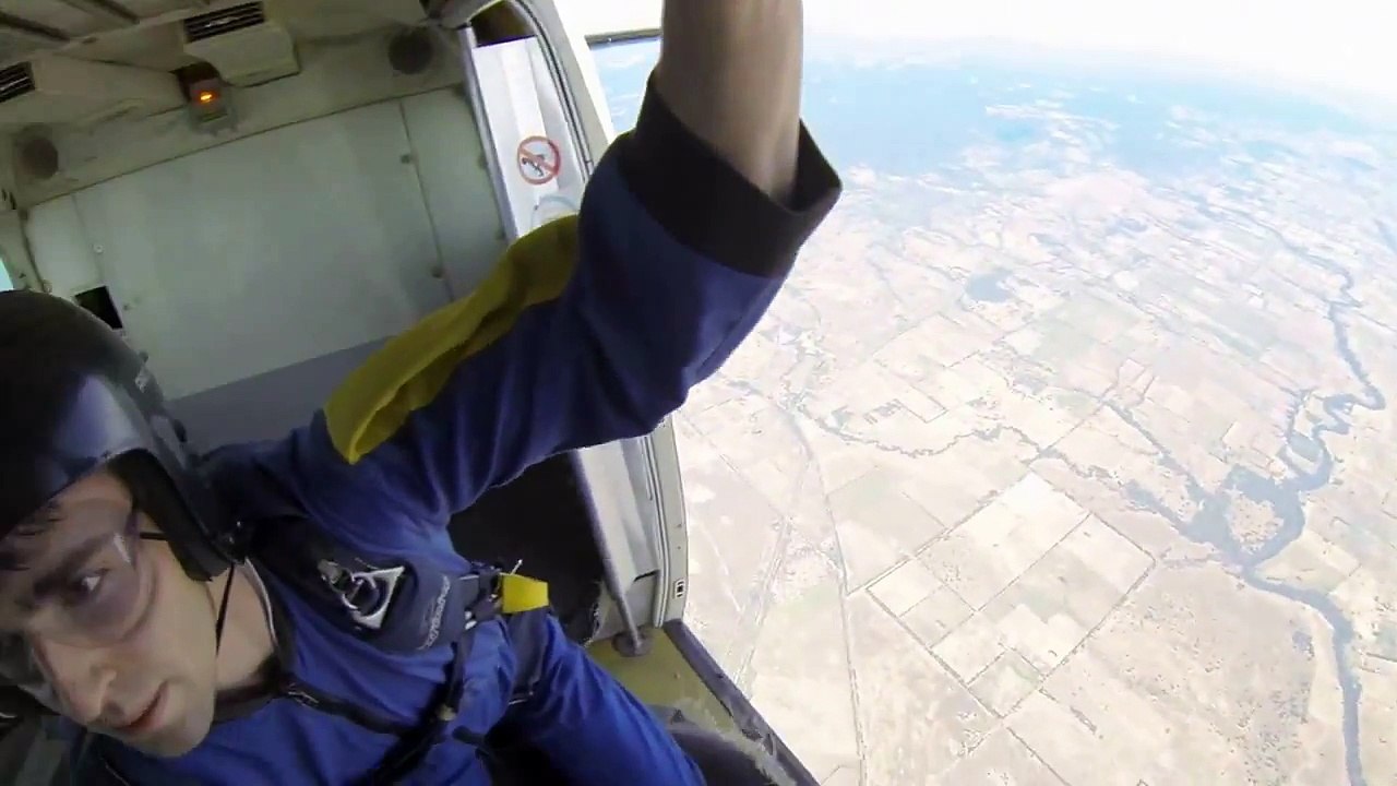 Il fait un malaise en plein saut en parachute... Pas de chance!