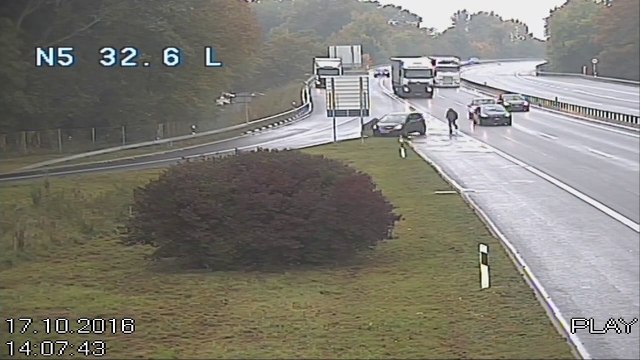 Obligé de courir après sa voiture sur l'autoroute car il a oublié le frein à main