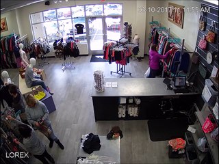 Cet enfant a faillit se faire broyer par une voiture dans un magasin... Quelle chance!