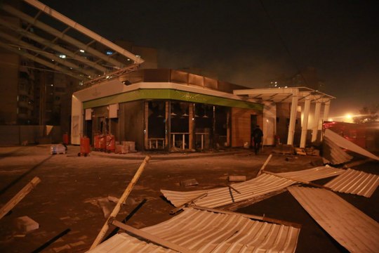 В Киеве активисты разгромили скандальную АЗС на Позняках и забросали яйцами начальника управления полиции