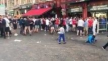 Aficionados ingleses humillan a niños franceses en situación de calle lanzándoles monedas al suelo