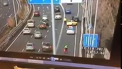 agente de vialidad esquiva  un coche descontrolado a toda velocidad.