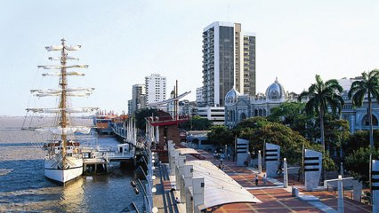 Guayaquil a vista de drone y cámaras fotográficas
