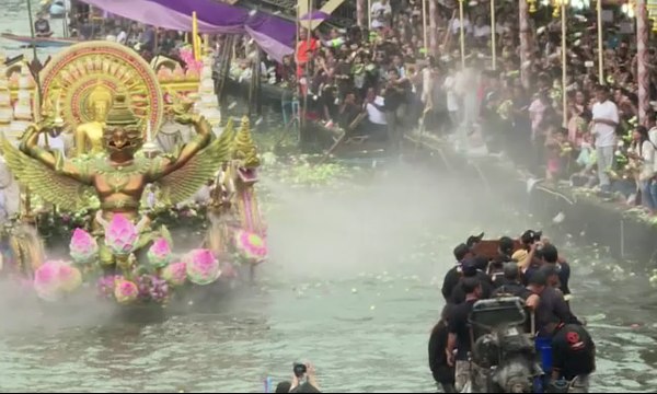 Festival Lempar Bunga Teratai Dipadati Warga dan Turis