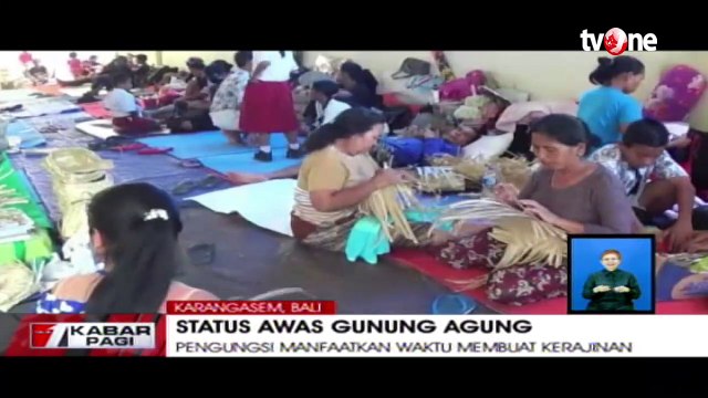 Usir Rasa Jenuh, Pengungsi Gunung Agung Manfaatkan Waktu Membuat Kerajinan