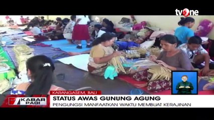 Usir Rasa Jenuh, Pengungsi Gunung Agung Manfaatkan Waktu Membuat Kerajinan