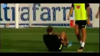 Paulinho Injured Neymar In Brazil Training!