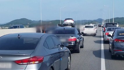 서해안고속도로서 6중 추돌...30분 정체 / YTN