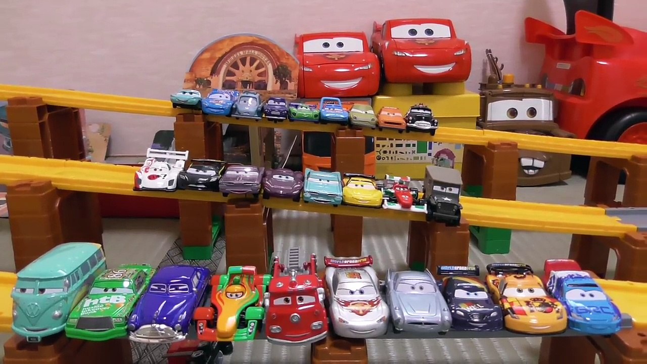 Disney Pixar Cars トミカシステムのコースでレースをしたよ♪