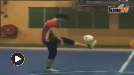 Aksi Fattah Amin menimbang bola dengan gayanya