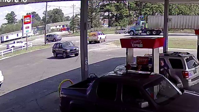 Un camion pulvérise une voiture en lui roulant dessus.