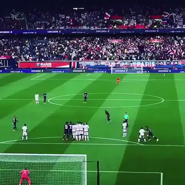 Le coup franc magnifique de Neymar vu des tribunes