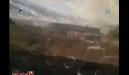 Kaza anı kamerada: Ok gibi ön cama saplandı