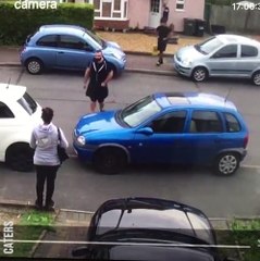 Une femme est bloquée pour sortir de sa rue. Son frère bodybuilder prend les choses en main !