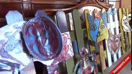 Atık malzemeleri sanat ürünleri haline getirdi