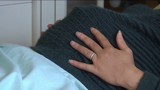 La sage-femme était sur mon ventre, elle l’écrasait . Une mère témoigne des violences subies lors de son accouchement