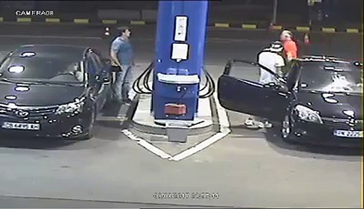 Un homme dans une station service ne veut pas éteindre sa cigarette (Bulgarie)