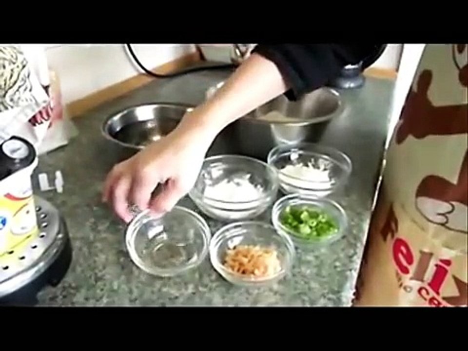 [Eng-subbed] How to make Rice Noodle Roll ( 葱花蝦米腸粉)