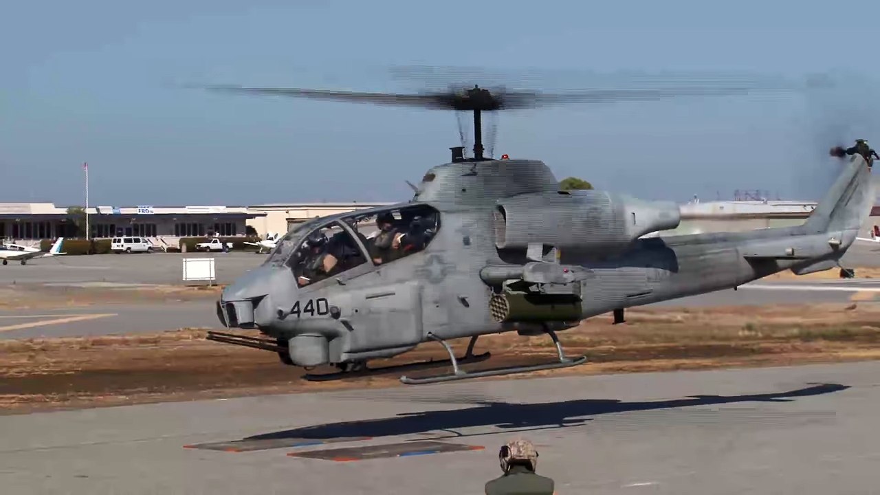 AH-1W Super Cobra lands at San Carlos Airport HeliFest 2011 - YouTube