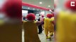15 Ronald McDonald débarquent.. dans un Burger King en hurlant !