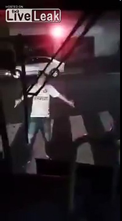 Drogué ce type ressemble à un Zombie de Walking Dead !