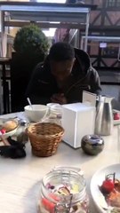 Trois clients d'un restaurant jouent à la roulette russe avec leurs CB pour savoir qui prendra l'addition