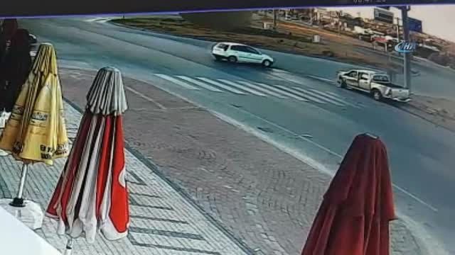 Işık İhlali Kazayı Beraberinde Getirdi... O Anlar Kamerada