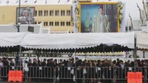 Tailandeses esperan largas colas para despedir al fallecido monarca Bhumibol