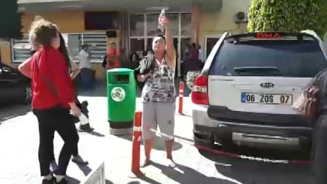 O Polisler, Dövdükleri Kırgız Kadını Daha Önce Boğulmaktan Kurtarmış