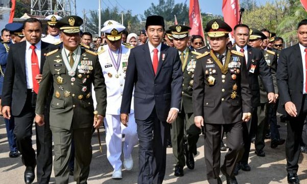 Jokowi Jalan Kaki Terobos Kemacetan ke HUT TNI