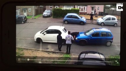 Ce gars bouge une voiture à la main parce qu'elle le gène...