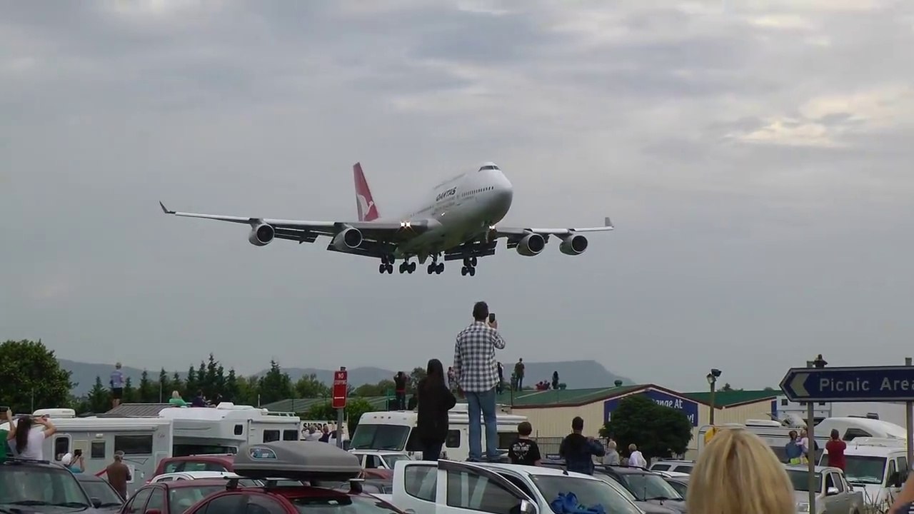 Qantas 747 landing at wollongong airport VH-Oja