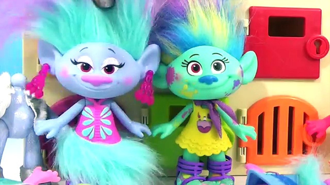Learn Colors with Dreamworks TROLLS Poppy & Branch TOY SURPRISES WRONG HEADS Critter Hospital