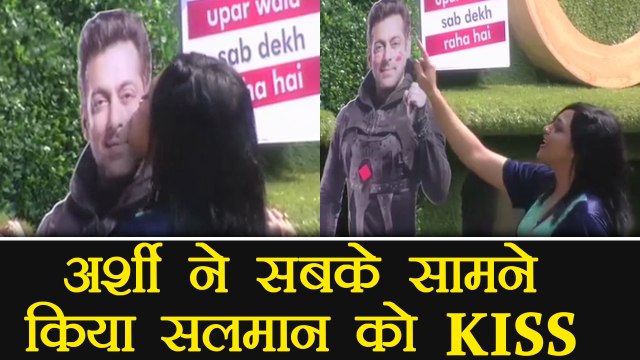 Bigg Boss 11: Aarshi Khan KISSES Salman Khan infront of all | FilmiBeat