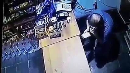 Kadın müşteri görünce kafayı kıran bakkal