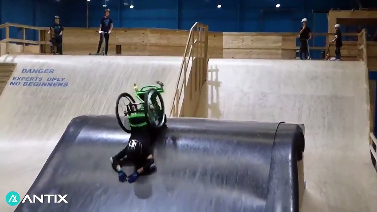 Cette sportive paraplégique fait un backflip en fauteuil roulant