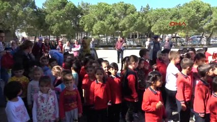 Edirne Atatürk Islanmasın Diye Büstüne Şemsiye Tutan Öğrenciler Ödüllendirildi