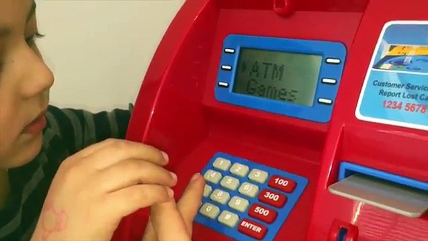 Oyuncak atm para çekme yatırma makinesi ile oynadık! Oyuncak tanıtımları -  Vidéo Dailymotion