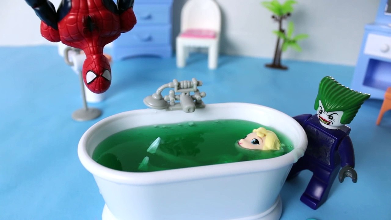 Disney Frozen Elsa Portugues Presa no Banho de Amoeba com Homem Aranha e Coringa Novas Aventuras