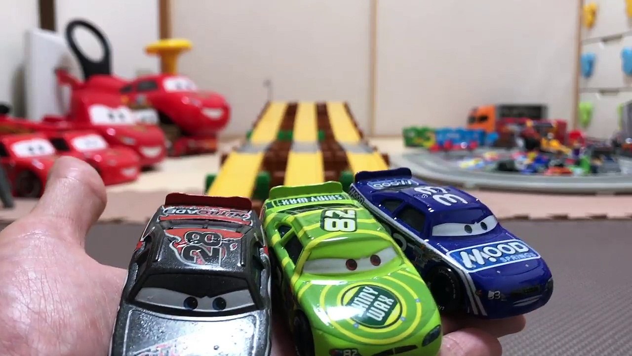 ディズニーカーズ：マテル ミニカーでレース！