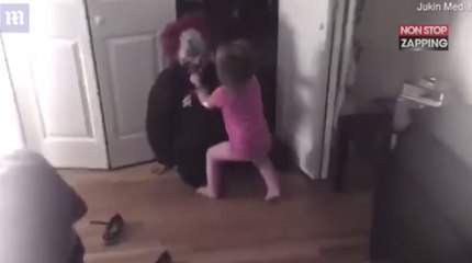 Effrayée par sa mère déguisée en clown, cette petite n’hésite pas à se défendre (Vidéo)